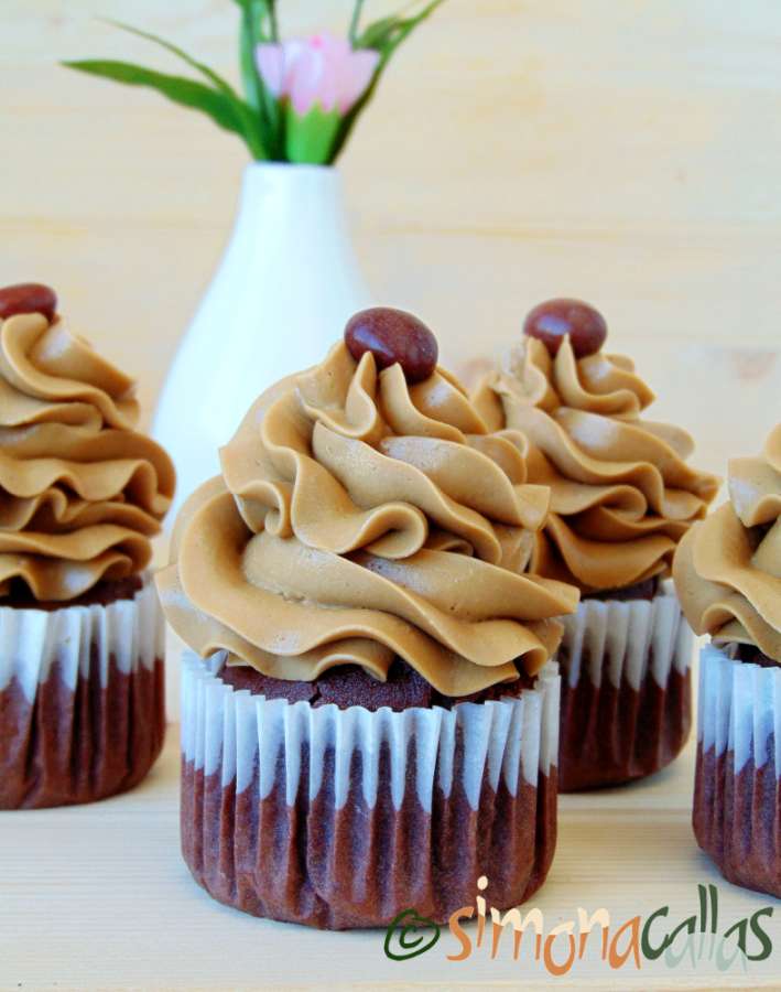 Cupcakes cu ciocolata si crema de ness