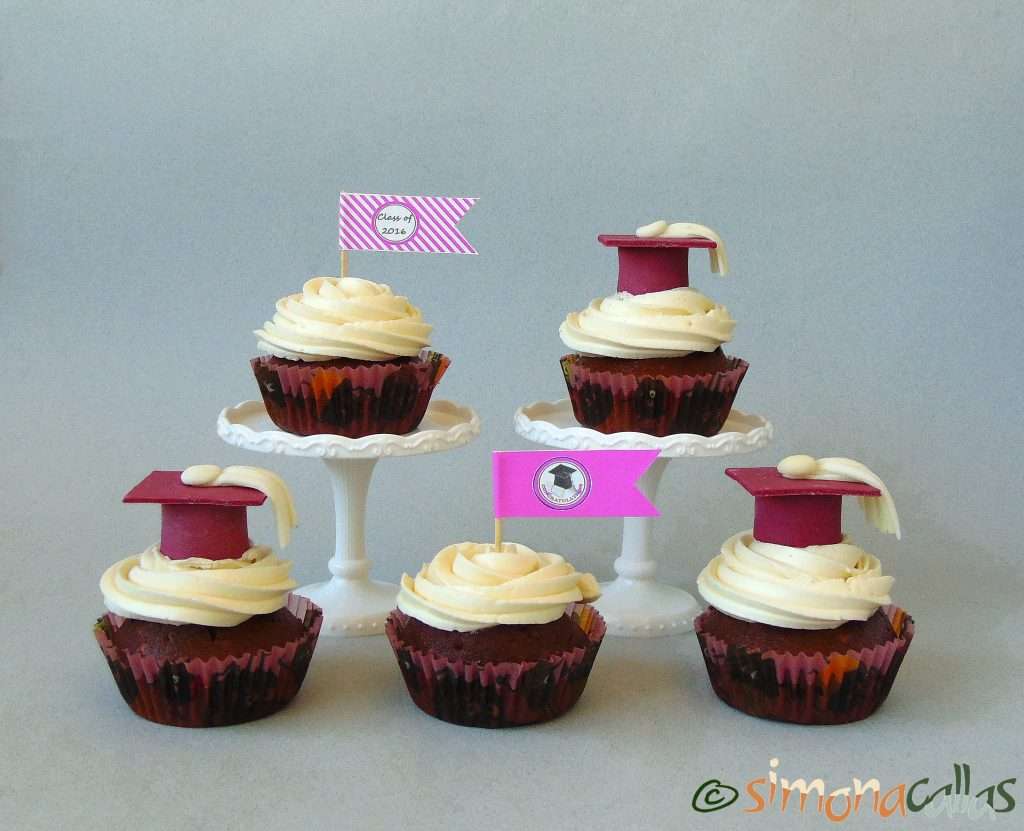 Cupcakes de absolvire cu ciocolata si alune Cupcakes de absolvire cu ciocolata si alune graduation cupcake ideas graduation topper tutorial