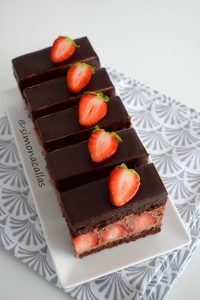Prajitura cu capsune si ciocolata Strawberry Chocolate Cake