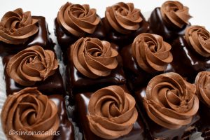 Amandine de post Vegan Chocolate Cake by Simona Callas