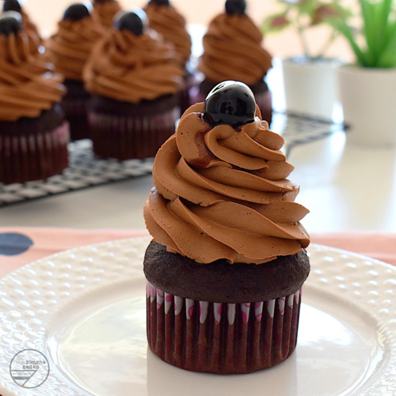 Chocolate Cherry Cupcakes ciocolata cirese simonacallas