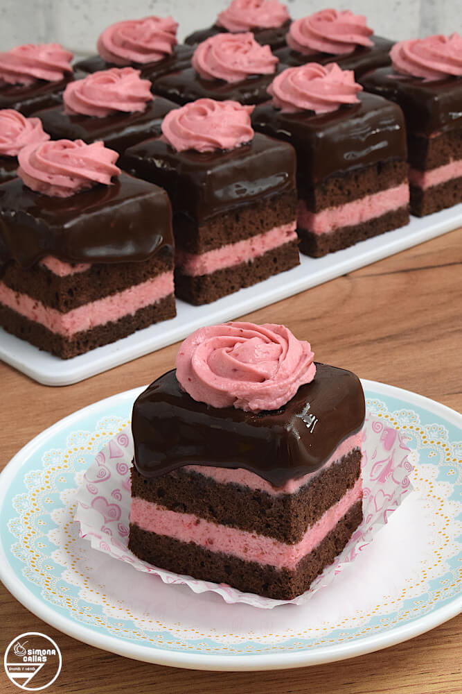 Amandine cu capsuni si glazura fondant Amandine cu capsuni si glazura fondant