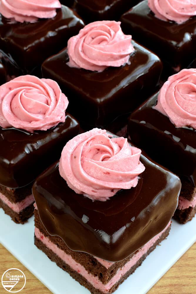 Amandine cu capsuni si glazura fondant Amandine cu capsuni si glazura fondant