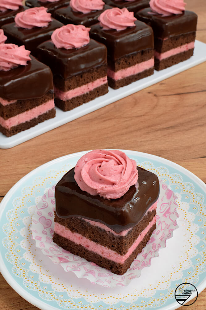 Amandine cu capsuni si glazura fondant Amandine cu capsuni si glazura fondant