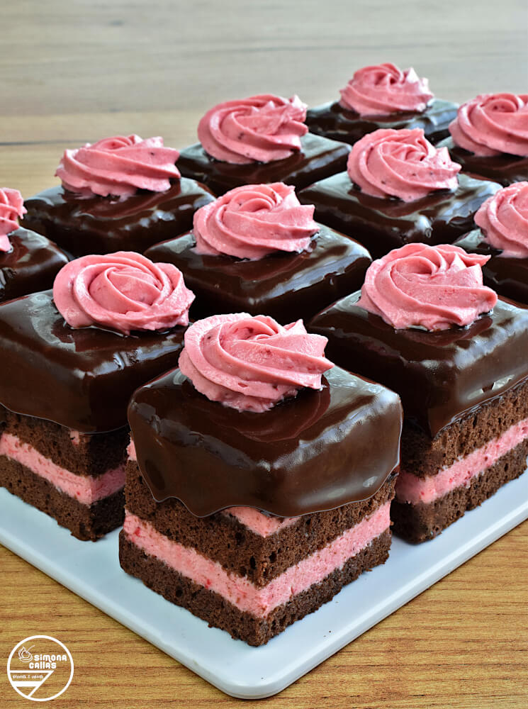 Amandine cu capsuni si glazura fondant Amandine cu capsuni si glazura fondant