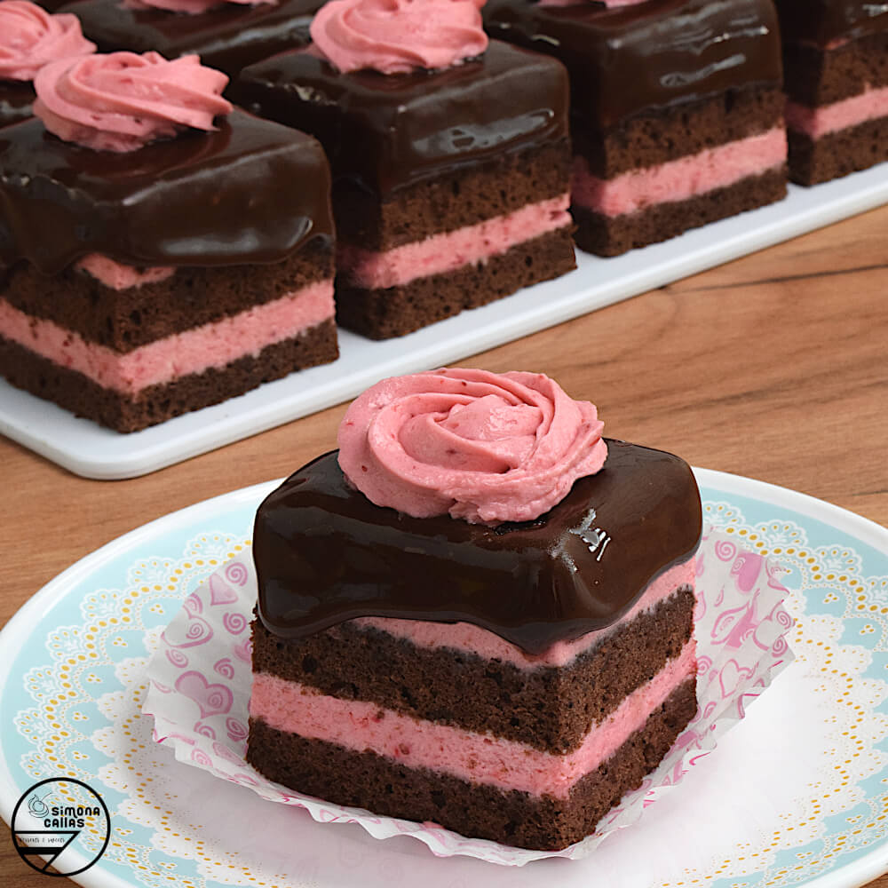 Amandine cu capsuni si glazura fondant Prajitura amandina reteta veche