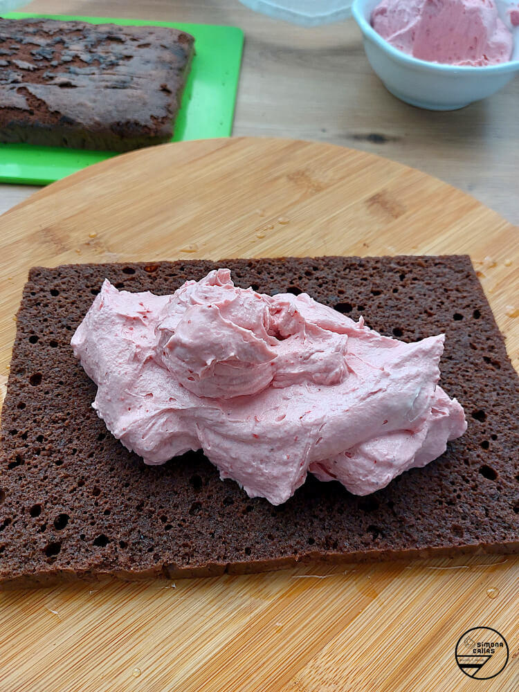 Amandine cu capsuni si glazura fondant pandispan cu cacao crema de ciocolata cu capsune