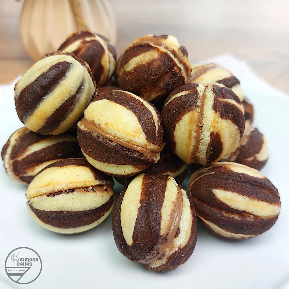 Nuci marmorate cu crema de ciocolata Nuci marmorate cu crema de ciocolata