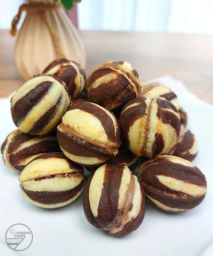 Nuci marmorate cu crema de ciocolata Nuci marmorate cu crema de ciocolata