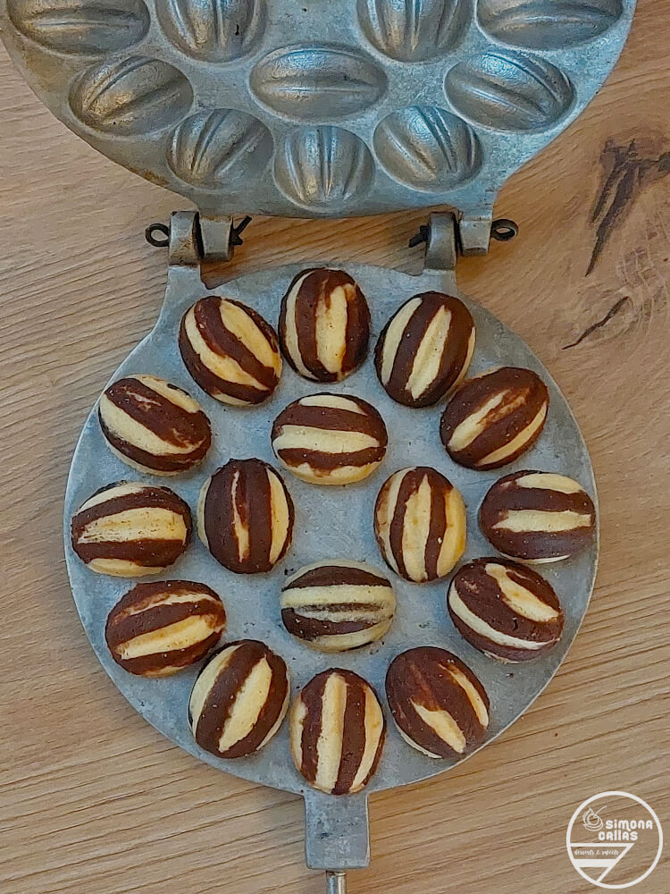 Nuci marmorate cu crema de ciocolata Nuci marmorate cu crema de ciocolata